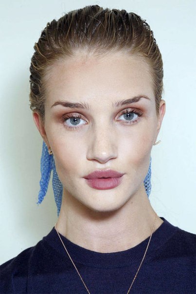 Я никогда не видела, чтобы мода на макияж менялась настолько стремительно, как сегодня, и поскольку у нас тут очень модный блог (хохо) , то думаю, сейчас самое время и место поделиться своими (и не только) наблюдениями по поводу Мейкоп Трендс 2015. 01