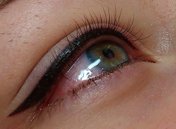 Наиболее приемлемая техника выполнения перманентного макияжа в области век, заполнение пигментом межресничного пространства. 01