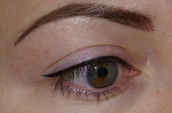 Наиболее приемлемая техника выполнения перманентного макияжа в области век, заполнение пигментом межресничного пространства. 02