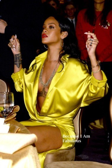 Новости. Рианна Шокировала Пикантным Платьем НА Модной Вечеринке. 01