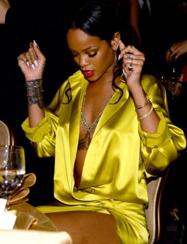 Новости. Рианна Шокировала Пикантным Платьем НА Модной Вечеринке. 06