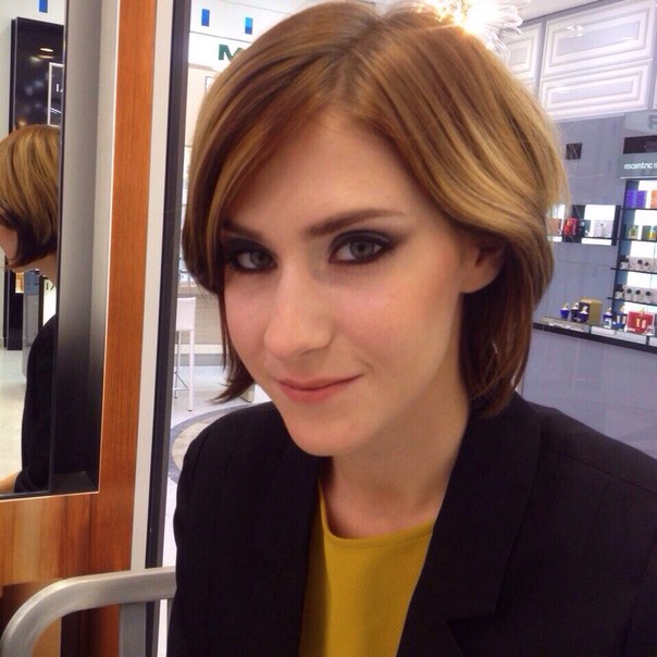 Визажист Дарья из корнера Бобби Браун в доме Рив Гош (большой проспект 55, петроградская), применила для макияжа клиента оттенок теней Sea Glass из новой коллекции! 02