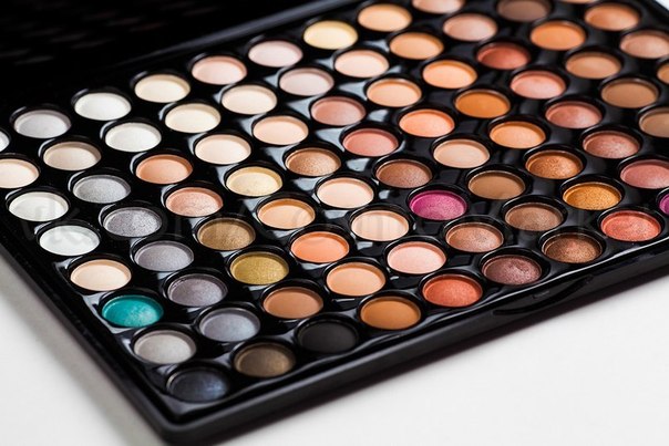 Палитры теней 88 в нейтральной гамме] - это сочетание матовых и шиммерных теней самых деликатных оттенков. 04