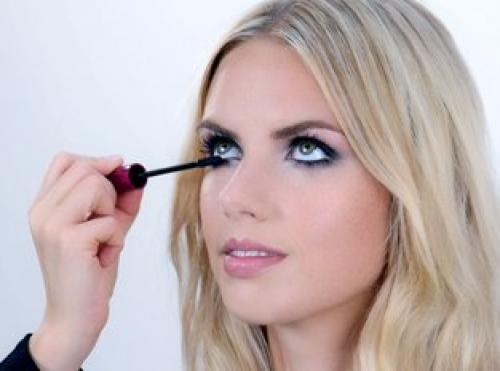 1 подводка. Сперва подведи черным карандашом верхние и нижние ресницы. 02