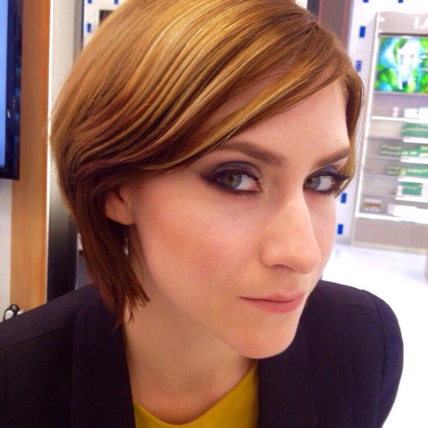 Визажист Дарья из корнера Бобби Браун в доме Рив Гош (большой проспект 55, петроградская), применила для макияжа клиента оттенок теней Sea Glass из новой коллекции! 01