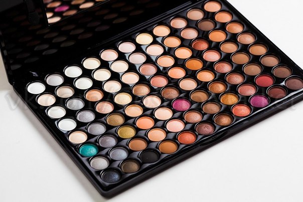 Палитры теней 88 в нейтральной гамме] - это сочетание матовых и шиммерных теней самых деликатных оттенков. 02