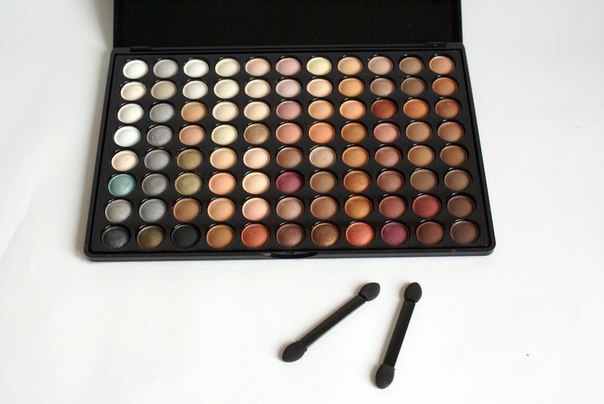 Палитры теней 88 в нейтральной гамме] - это сочетание матовых и шиммерных теней самых деликатных оттенков. 03