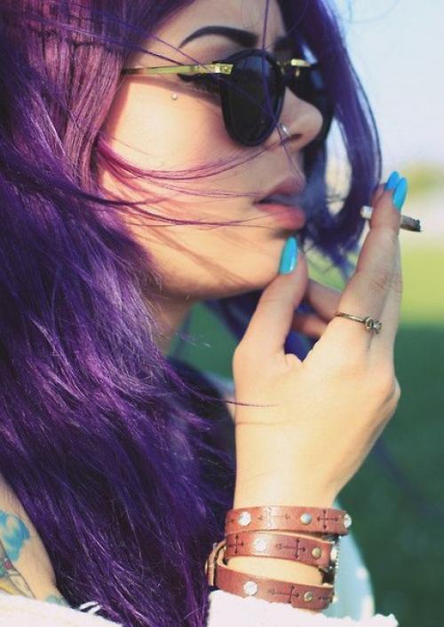 Фиолетовые волосы.  Волосами, окрашенными во все цвета радуги, уже давно никого не удивишь. 03
