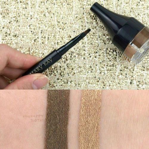 Я убеждена, что мощнейшим орудием для поднятия собственного настроения на весь день является именно макияж. 01