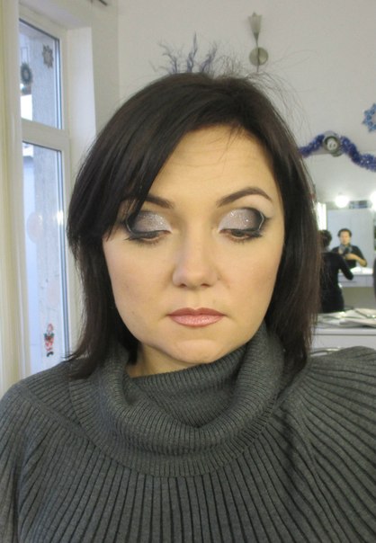 Юлия вам подойдет темно-коричневый карандаш для бровей. 01