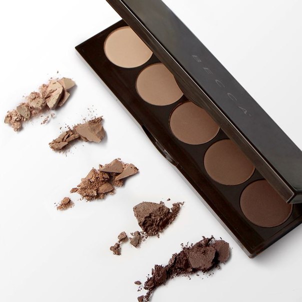 А как на счет, ставшей уже классикой, темы матовых теней нюдовых оттенков! 01