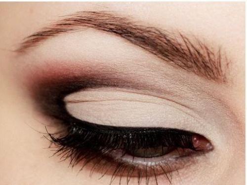 Пожалуй, не встретишь женщину, которую бы не покорил макияж Smoky EYЕS! 01
