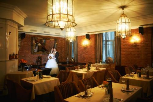 Утро невесты обычно начинается часа за три до подъёма жениха. 05