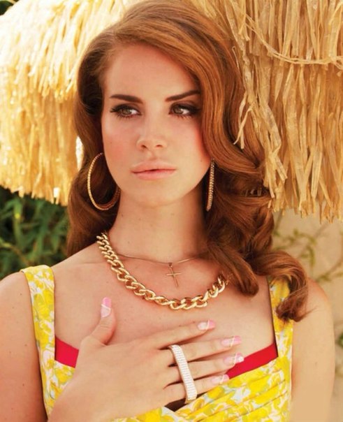 Певица Лана Дель Рей редко радует поклонников выходами в свет, почти не экспериментирует с макияжем и образами (алая помада и стрелки в стиле пятидесятых — не в счет) , да и кардинально менять прическу явно не собирается. 08