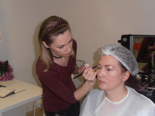 Сегодня в Ульянкепрошёл обучающий мастер класс по декоративной косметике в стиле повседневный макияж. 02