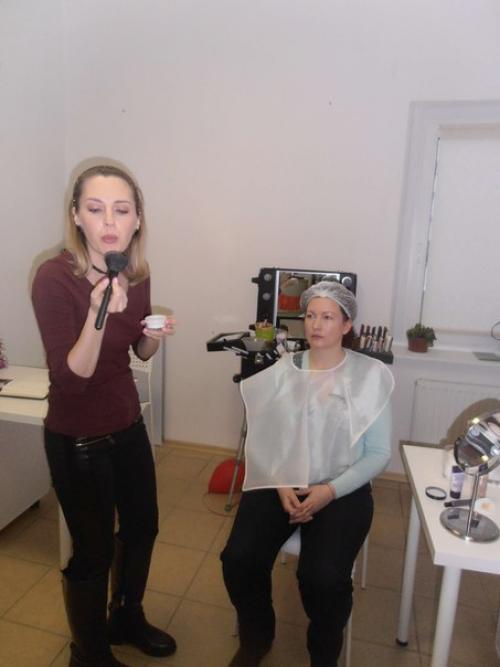 Сегодня в Ульянкепрошёл обучающий мастер класс по декоративной косметике в стиле повседневный макияж. 06