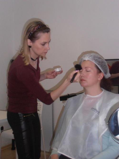 Сегодня в Ульянкепрошёл обучающий мастер класс по декоративной косметике в стиле повседневный макияж. 01