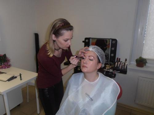 Сегодня в Ульянкепрошёл обучающий мастер класс по декоративной косметике в стиле повседневный макияж. 04