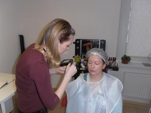 Сегодня в Ульянкепрошёл обучающий мастер класс по декоративной косметике в стиле повседневный макияж. 07