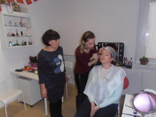 Сегодня в Ульянкепрошёл обучающий мастер класс по декоративной косметике в стиле повседневный макияж. 08