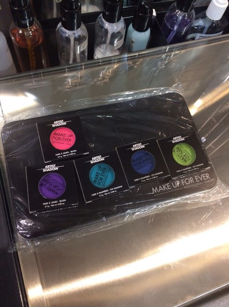 Обычно во время модных дефиле мы обращаем внимание в основном на одежду и аксессуары, а какой модный макияж 2015-2016 рекомендуют девушкам модные кутюрье. 03