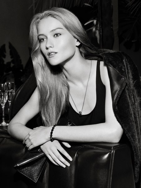 Меньше чем за год прекрасная Катя Рябинкина превратилась в одну из успешных моделей мира. 01