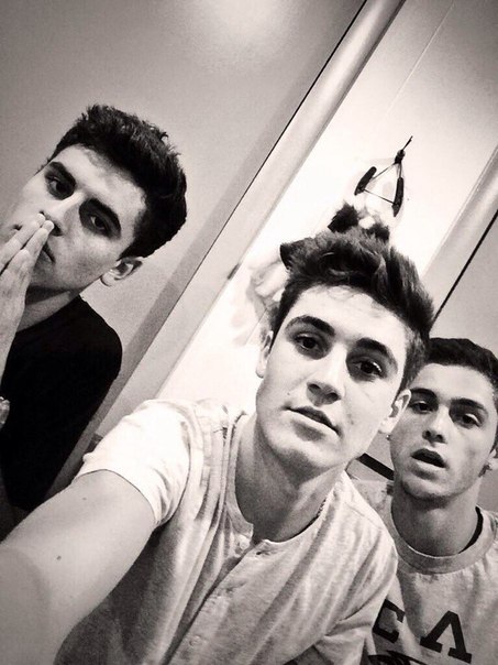 Ты и твоя лучшая подруга собрались на Magcon, он был уже завтра, вы легли спать пораньше чтоб хорошо выспаться.