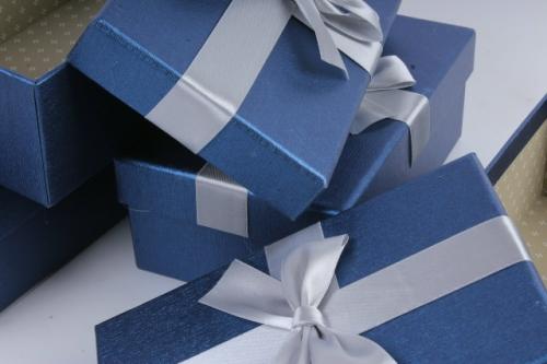 Хотелось бы денег, но будут носки. 

