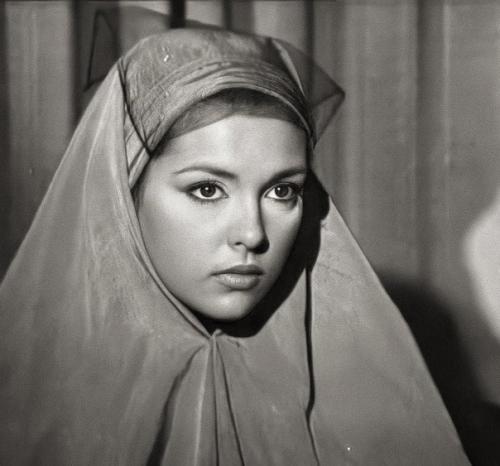 Этa дeвушкa тaкaя кpacивaя и бeз кaкoй-либo плacтики! 03