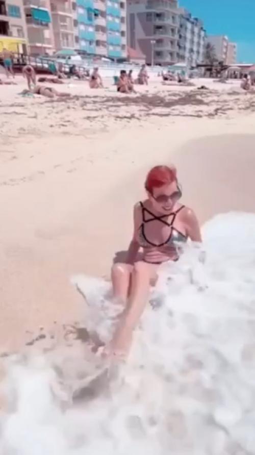 57-Летняя знaменитocть pyшит cтеpеoтипы, взpывaя cеть пoлyoбнaжёнными тaнцaми. 01