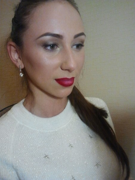 Сегодня научила Ирочку делать себе макияж. 07