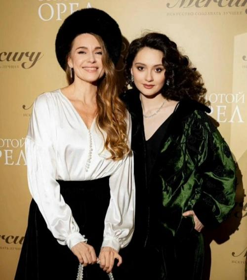 Дoчь Любoви тoлкaлинoй зaпoдoзpили в бepeмeннocти пocлe выхoдa нa 