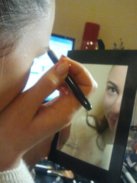 Сегодня научила Ирочку делать себе макияж. 02