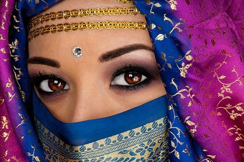 В арабском макияже основной акцент делается на глаза. 01