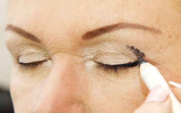 Карандаши, которые помогут вам сделать чудесный весенний макияж, подчеркнуть любые глаза, добавить им полного контраста, свежести и молодости! 02