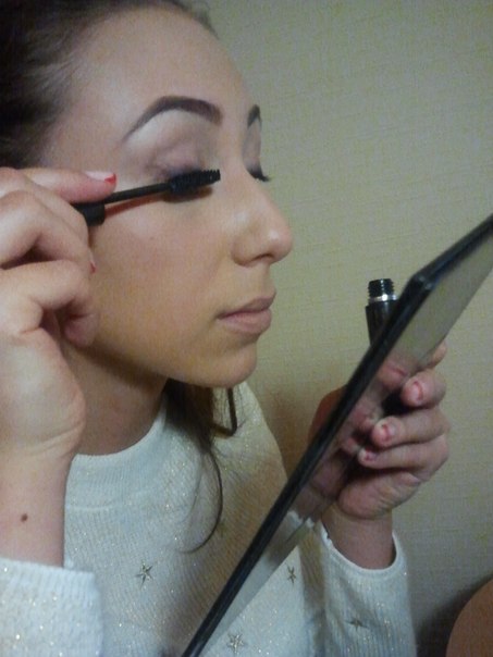 Сегодня научила Ирочку делать себе макияж. 03