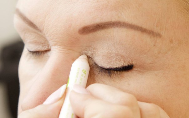 Карандаши, которые помогут вам сделать чудесный весенний макияж, подчеркнуть любые глаза, добавить им полного контраста, свежести и молодости! 04