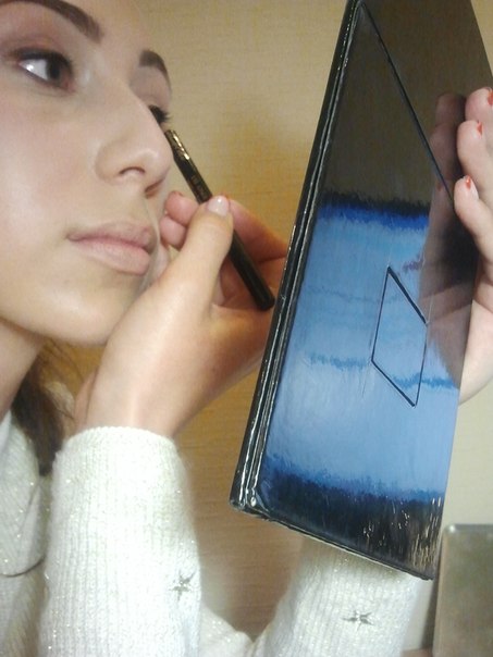 Сегодня научила Ирочку делать себе макияж. 01