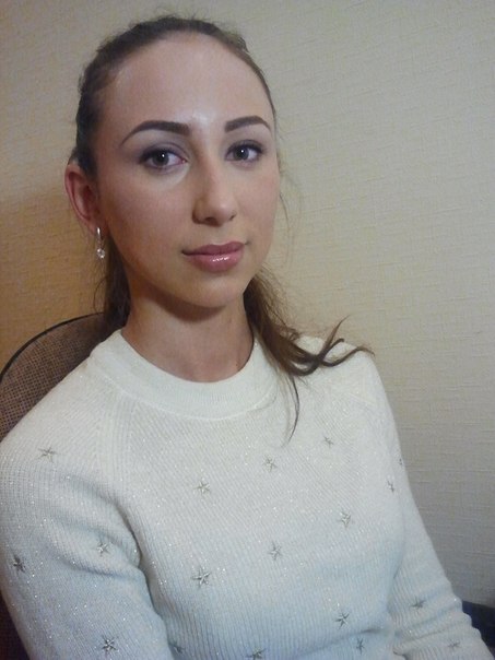 Сегодня научила Ирочку делать себе макияж. 04