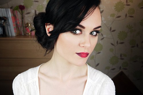 Неумение общаться с людьми всегда изрядно осложняло жизнь Эмме Пиклс лишь с помощью Сети она смогла преодолеть свою скромность и явить миру свои воистину незаурядные таланты гримера. 01