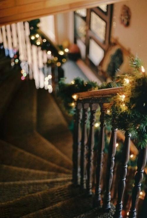 Счастье - это зимняя ночь в уютном доме, снегопад за окошком, запах ели, теплый чай и любимая музыка. 05