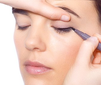 Мы наносим подводку правильно. 02