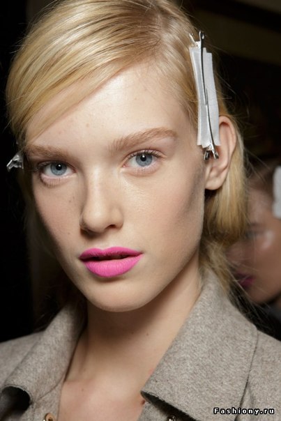 Согласитесь, достаточно несправедливо то, что мы следуем всем тенденциям в одежде, а вот главным веяниям в вечернем макияже - не всегда. 01