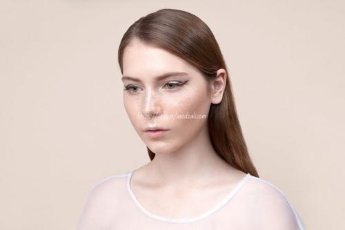 Макияж глаз со стрелками всегда выглядит привлекательно, но про то, что он может быть и разнообразным, часто забывают. 04