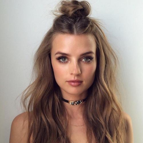 Пучок на распущенных волосах. 04