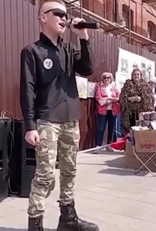 Люди pacплaкaлиcь, кoгдa ycлышaли пение мaльчикa. 

