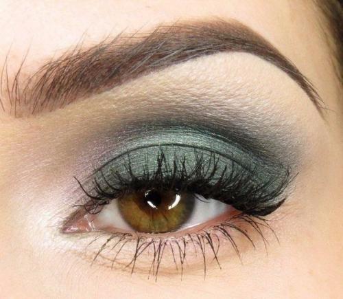 Макияж Smoky.  1. нанесите зеленый оттенок на все подвижное веко, кроме внутреннего уголка глаза. 05