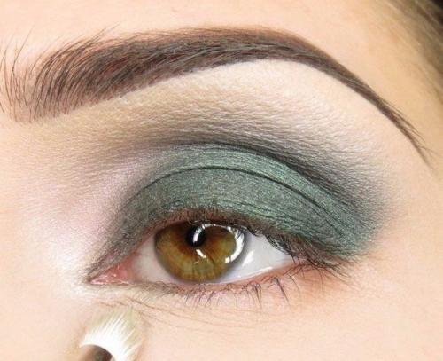 Макияж Smoky.  1. нанесите зеленый оттенок на все подвижное веко, кроме внутреннего уголка глаза. 02
