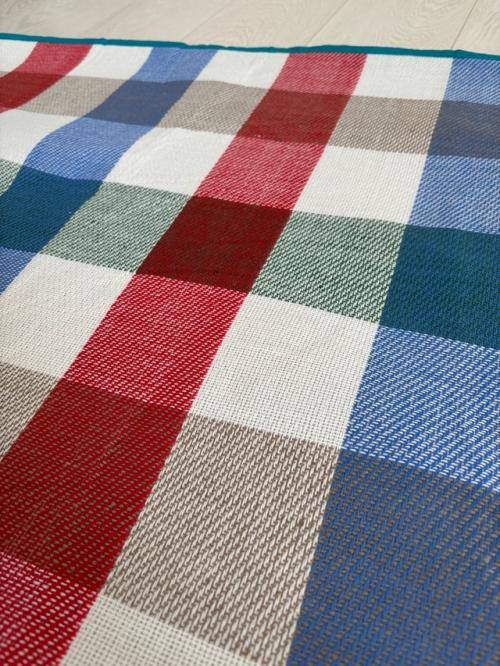 Непромокаемый коврик отлично подойдет для пляжа, гальки и пикника и дачи. 05