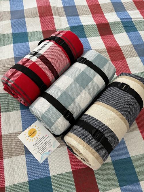 Непромокаемый коврик отлично подойдет для пляжа, гальки и пикника и дачи. 02